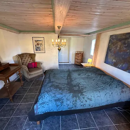 Cozy Older On Aero Soby